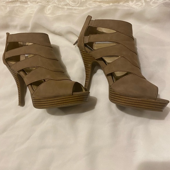 Unlisted 7 1/2 Medium Open Toe Beige heel - Picture 4 of 4